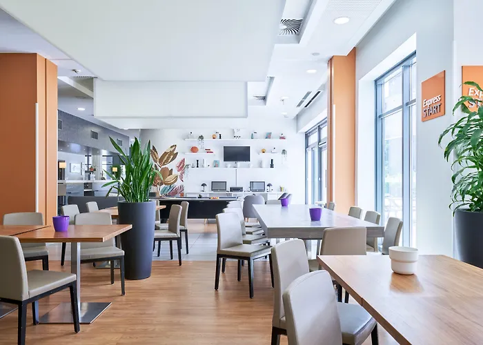 Hotel Express Centre By Ihg