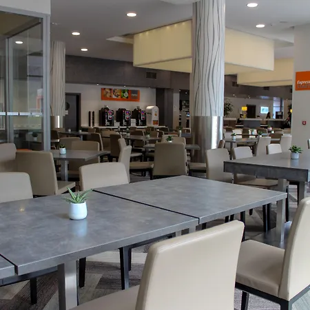 ホリデイ エクスプレス センター 3*